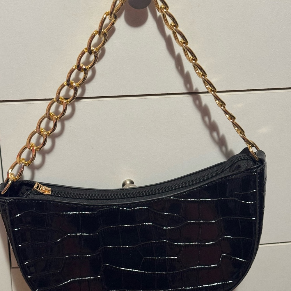Elegant Black Croc-Embossed Shoulder Bag with Gold Chain